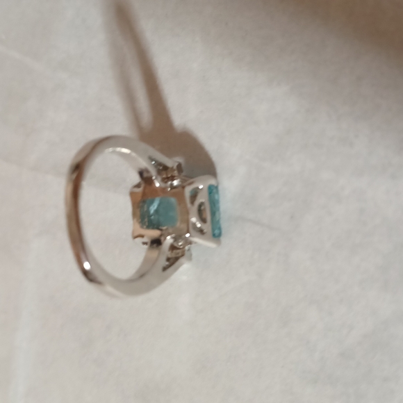 PRETTY BLUE TOPAZ RING Various Sizes - Picture 5 of 9